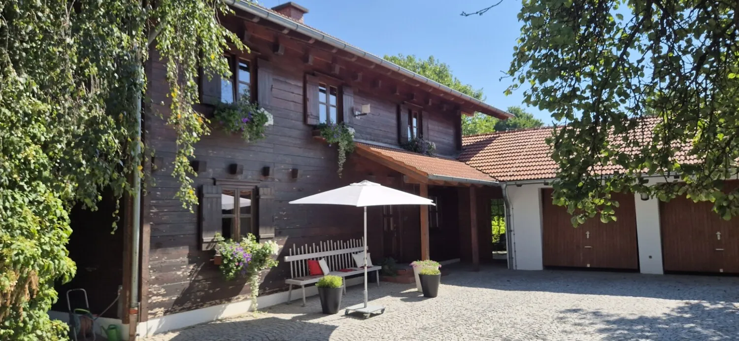 Hauseingang & Garage