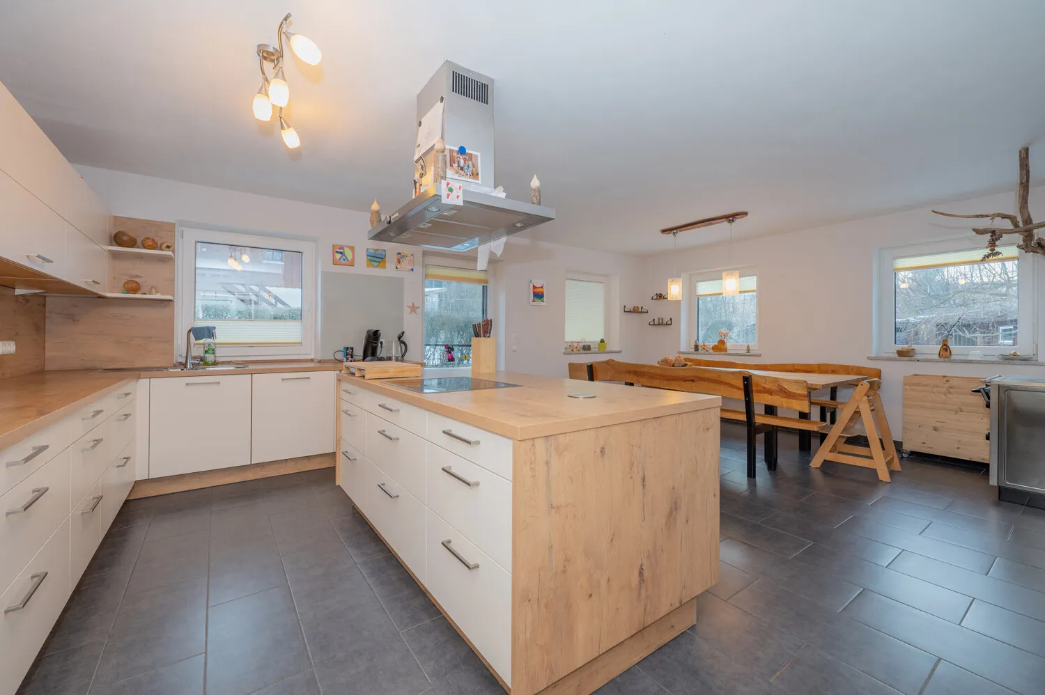 Großes Zweifamilienhaus bestehend aus angebautem Neubau zur Eigennutzung und Altbau mit Wohnrecht