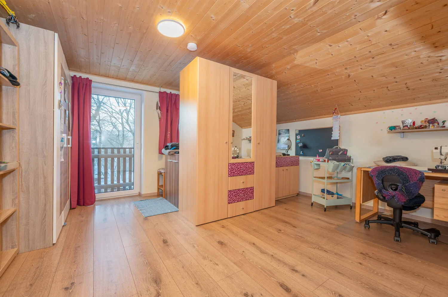 Großes Zweifamilienhaus bestehend aus angebautem Neubau zur Eigennutzung und Altbau mit Wohnrecht