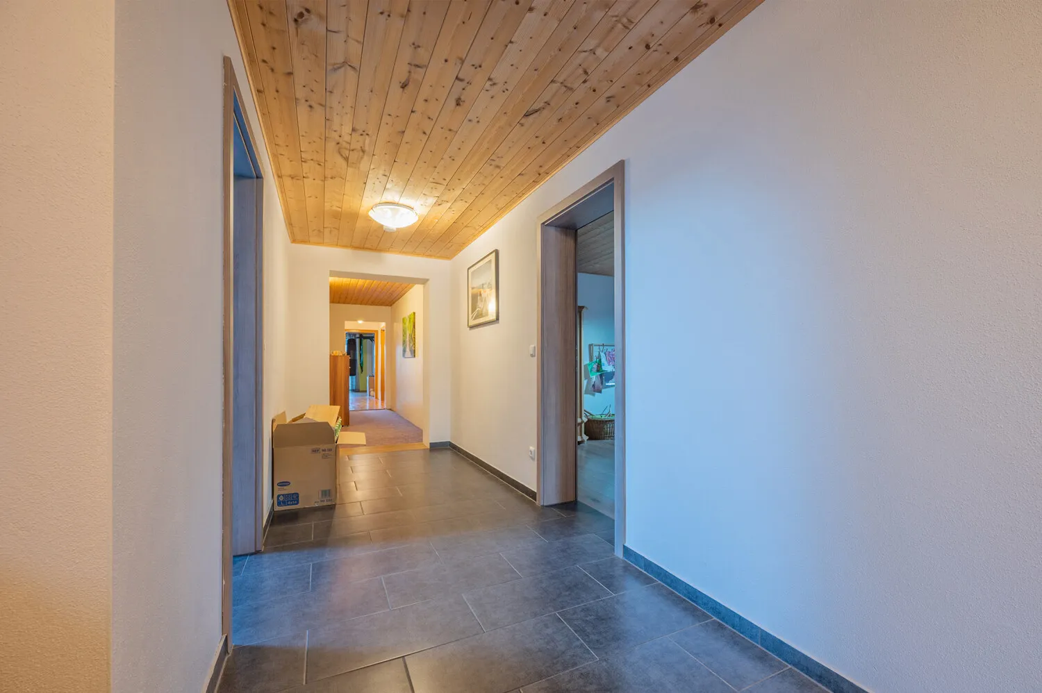 Großes Zweifamilienhaus bestehend aus angebautem Neubau zur Eigennutzung und Altbau mit Wohnrecht