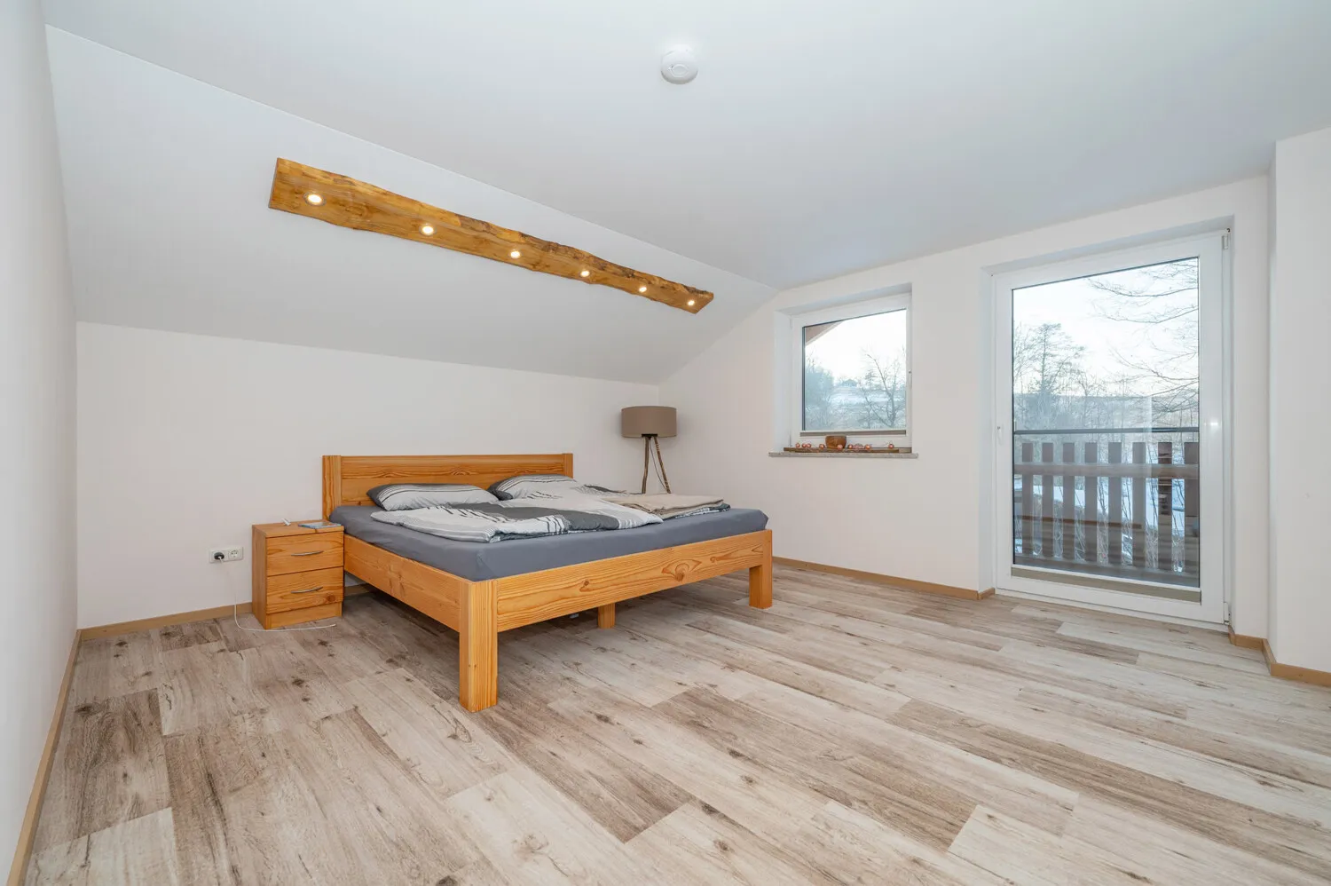 Großes Zweifamilienhaus bestehend aus angebautem Neubau zur Eigennutzung und Altbau mit Wohnrecht