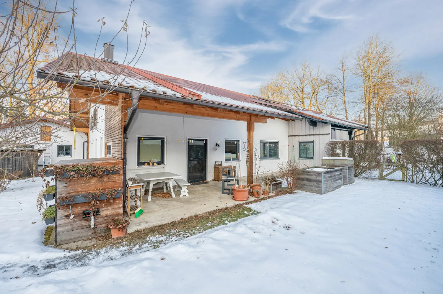 Großes Zweifamilienhaus bestehend aus angebautem Neubau zur Eigennutzung und Altbau mit Wohnrecht