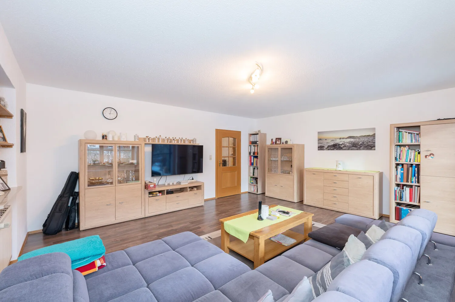 Großes Zweifamilienhaus bestehend aus angebautem Neubau zur Eigennutzung und Altbau mit Wohnrecht