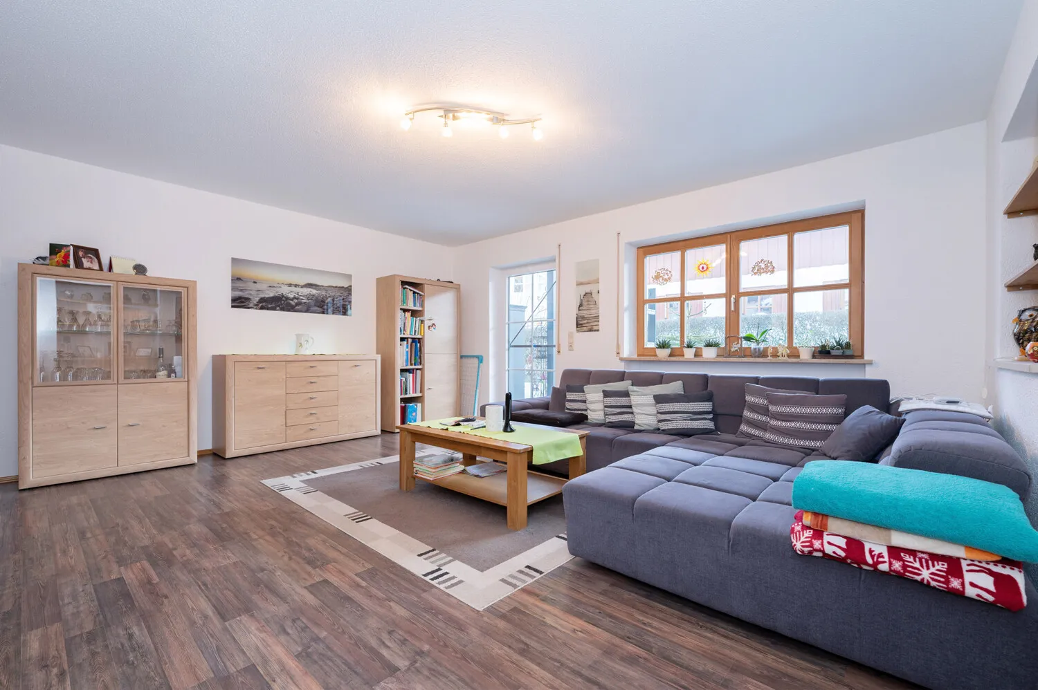 Großes Zweifamilienhaus bestehend aus angebautem Neubau zur Eigennutzung und Altbau mit Wohnrecht