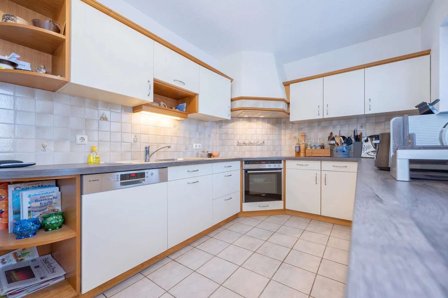 Großes Zweifamilienhaus bestehend aus angebautem Neubau zur Eigennutzung und Altbau mit Wohnrecht