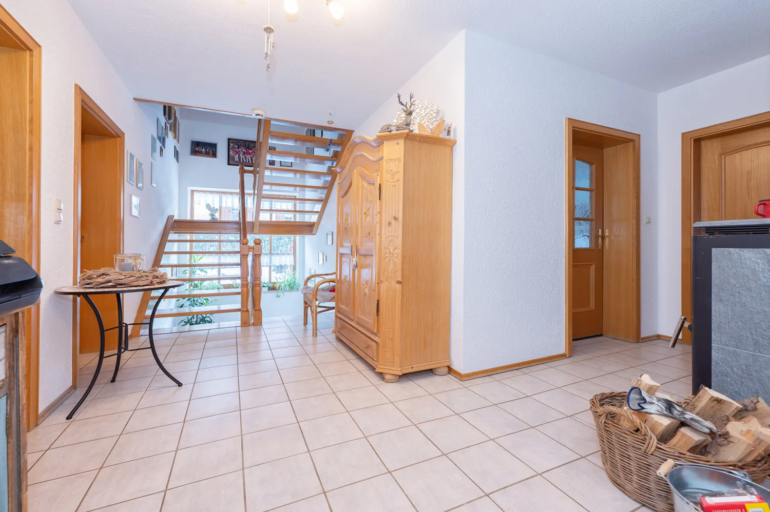 Großes Zweifamilienhaus bestehend aus angebautem Neubau zur Eigennutzung und Altbau mit Wohnrecht