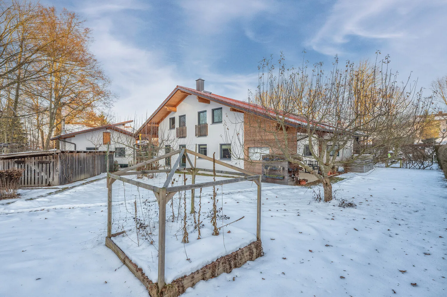Großes Zweifamilienhaus bestehend aus angebautem Neubau zur Eigennutzung und Altbau mit Wohnrecht