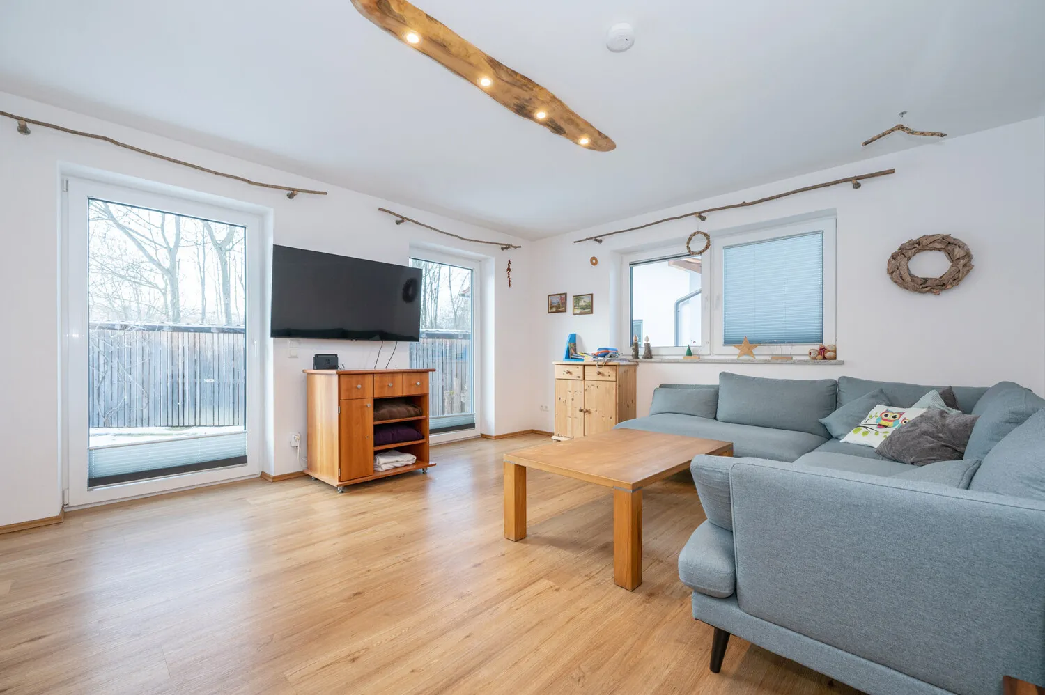 Großes Zweifamilienhaus bestehend aus angebautem Neubau zur Eigennutzung und Altbau mit Wohnrecht