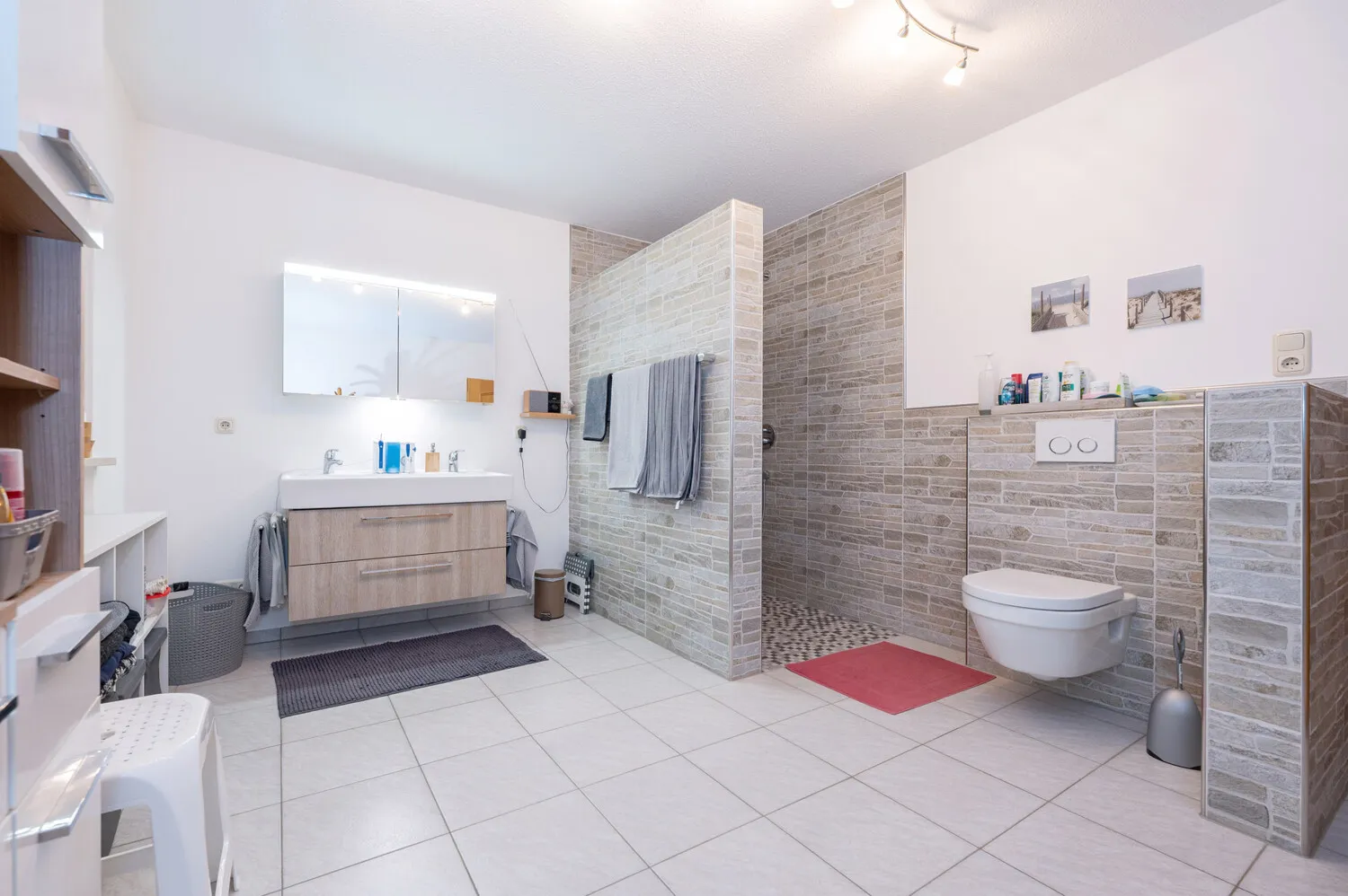 Großes Zweifamilienhaus bestehend aus angebautem Neubau zur Eigennutzung und Altbau mit Wohnrecht