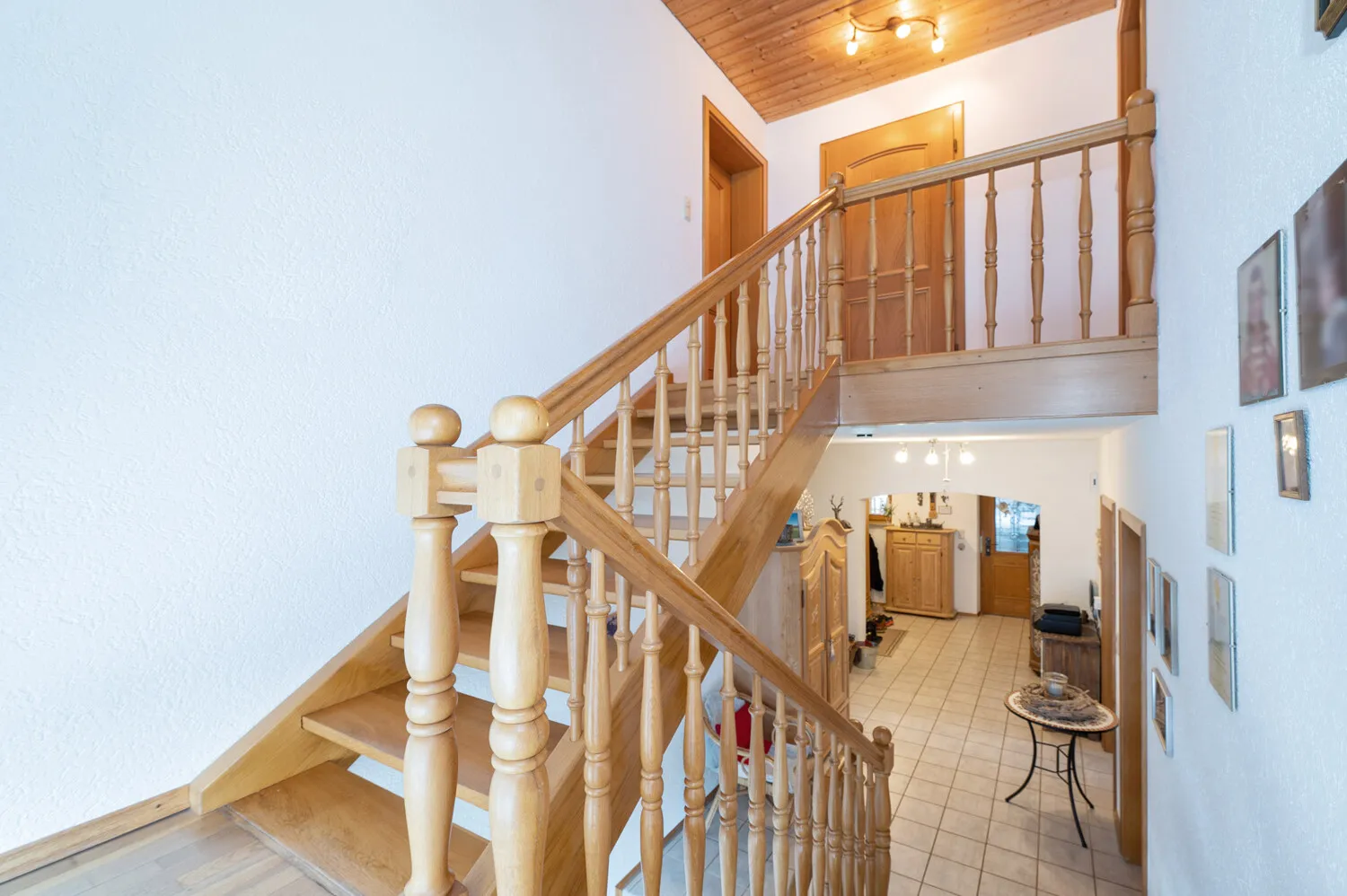 Großes Zweifamilienhaus bestehend aus angebautem Neubau zur Eigennutzung und Altbau mit Wohnrecht