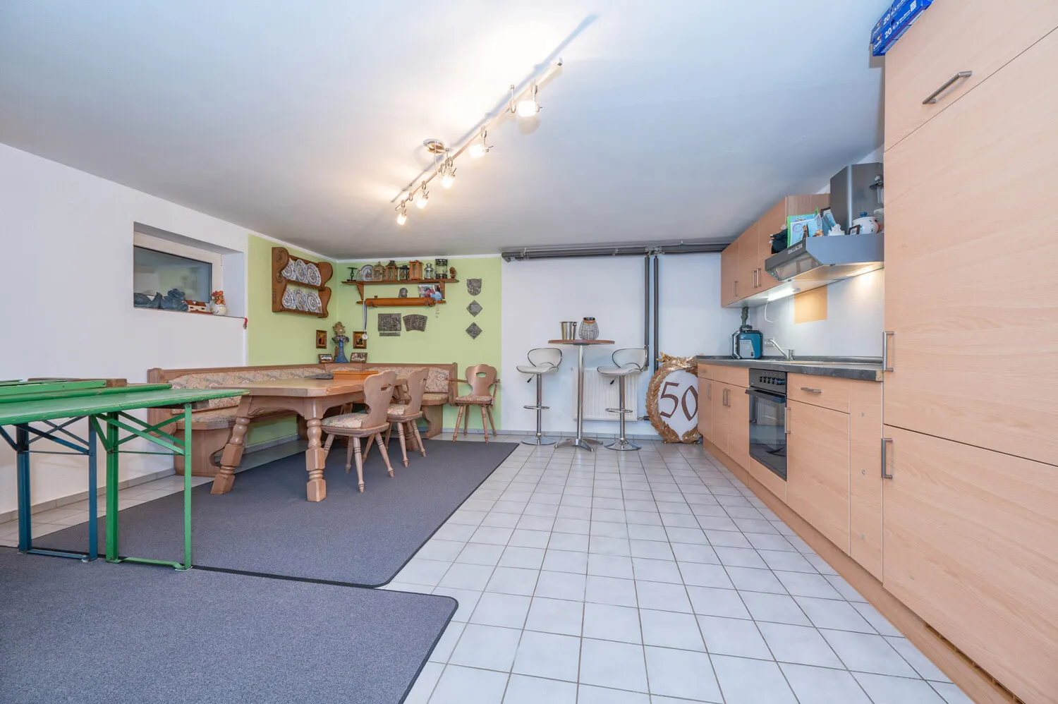 Großes Zweifamilienhaus bestehend aus angebautem Neubau zur Eigennutzung und Altbau mit Wohnrecht