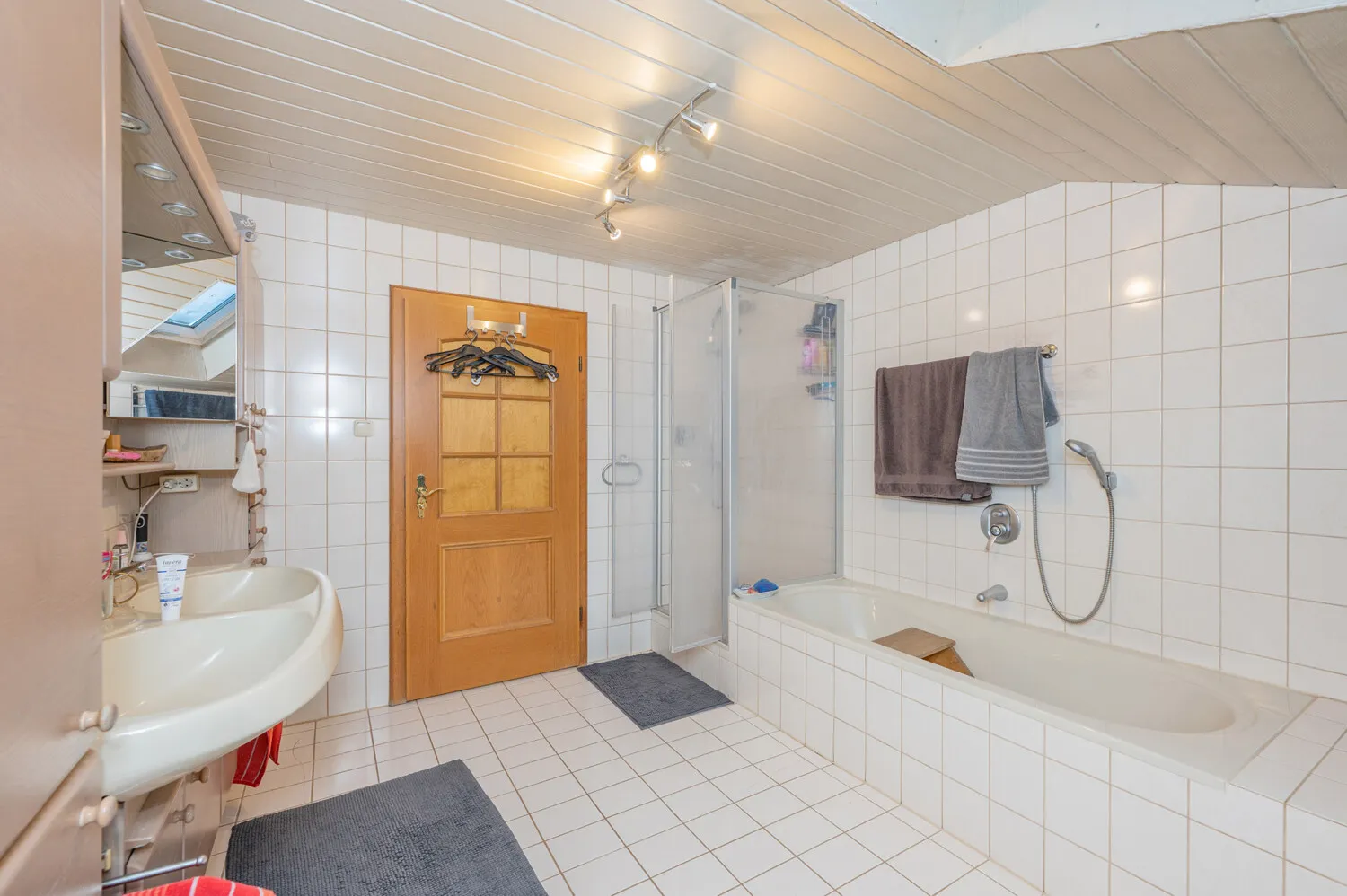 Großes Zweifamilienhaus bestehend aus angebautem Neubau zur Eigennutzung und Altbau mit Wohnrecht