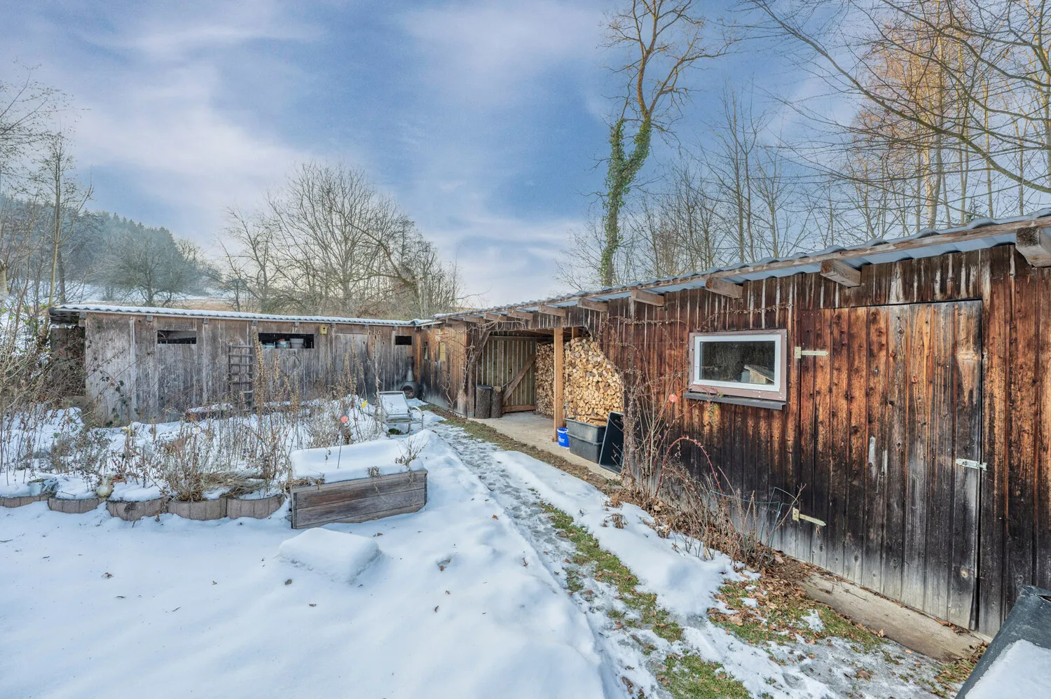 Großes Zweifamilienhaus bestehend aus angebautem Neubau zur Eigennutzung und Altbau mit Wohnrecht