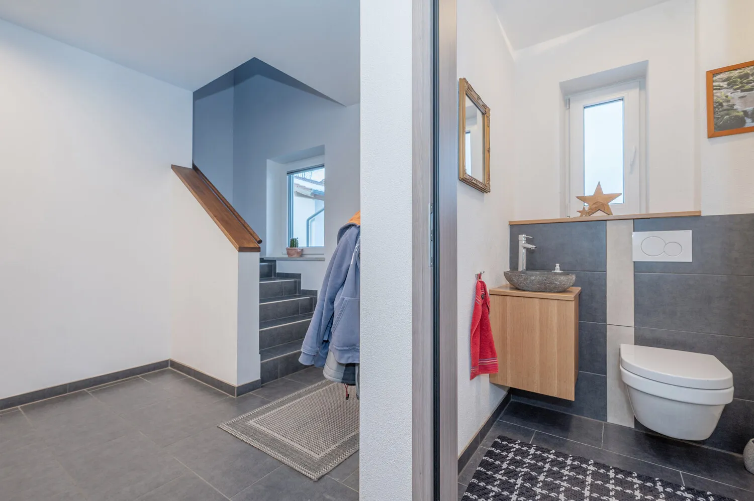 Großes Zweifamilienhaus bestehend aus angebautem Neubau zur Eigennutzung und Altbau mit Wohnrecht