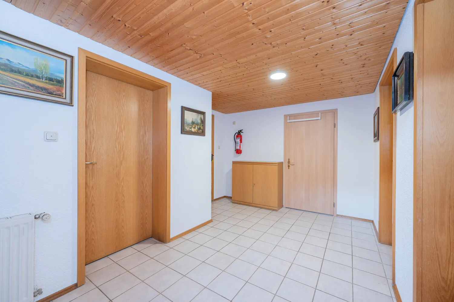 Großes Zweifamilienhaus bestehend aus angebautem Neubau zur Eigennutzung und Altbau mit Wohnrecht