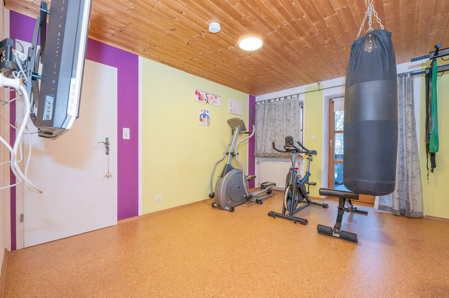 Großes Zweifamilienhaus bestehend aus angebautem Neubau zur Eigennutzung und Altbau mit Wohnrecht