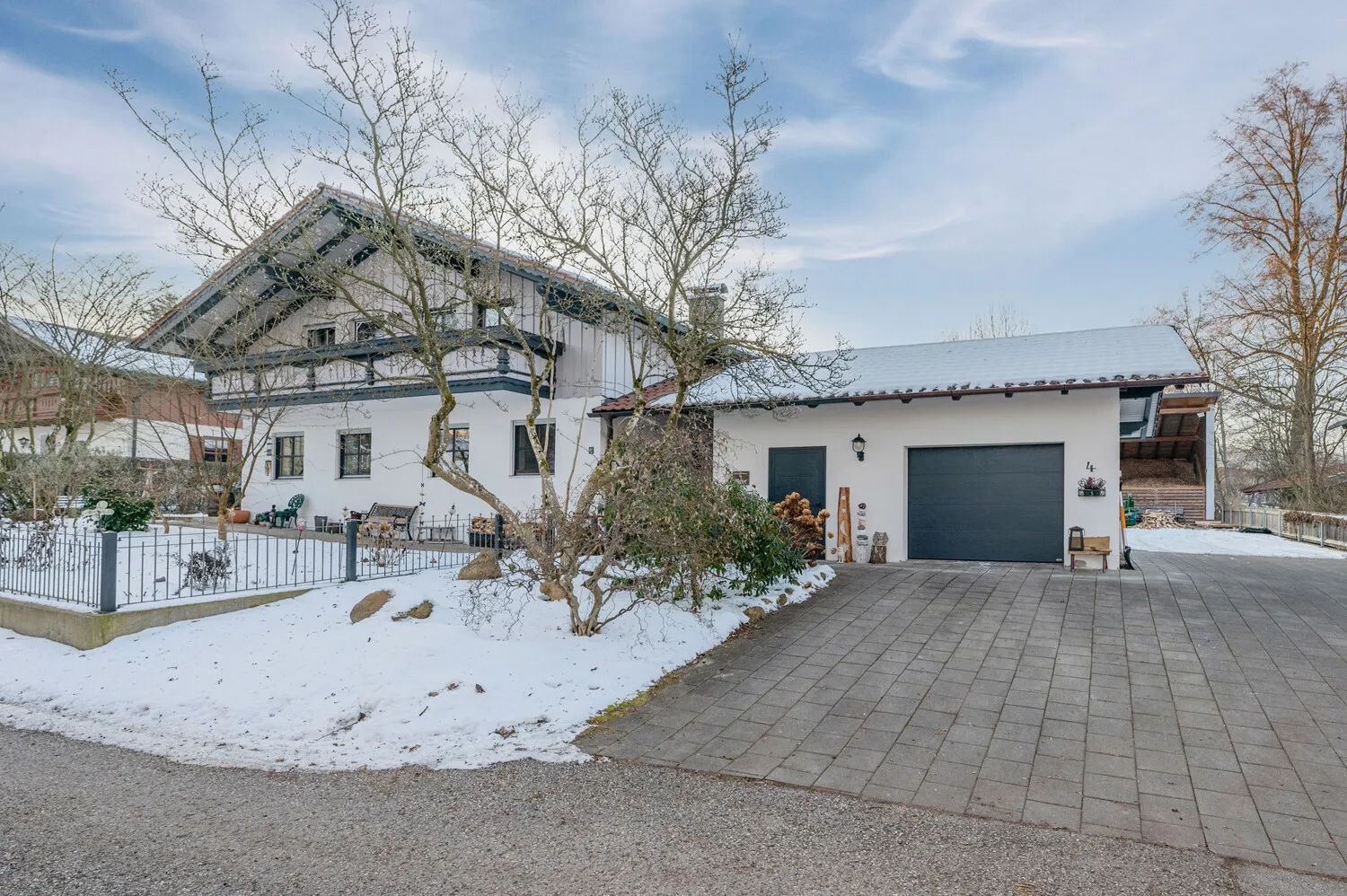 Großes Zweifamilienhaus bestehend aus angebautem Neubau zur Eigennutzung und Altbau mit Wohnrecht