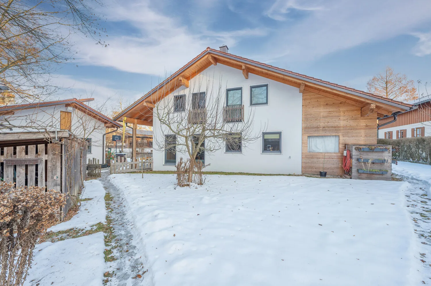 Großes Zweifamilienhaus bestehend aus angebautem Neubau zur Eigennutzung und Altbau mit Wohnrecht