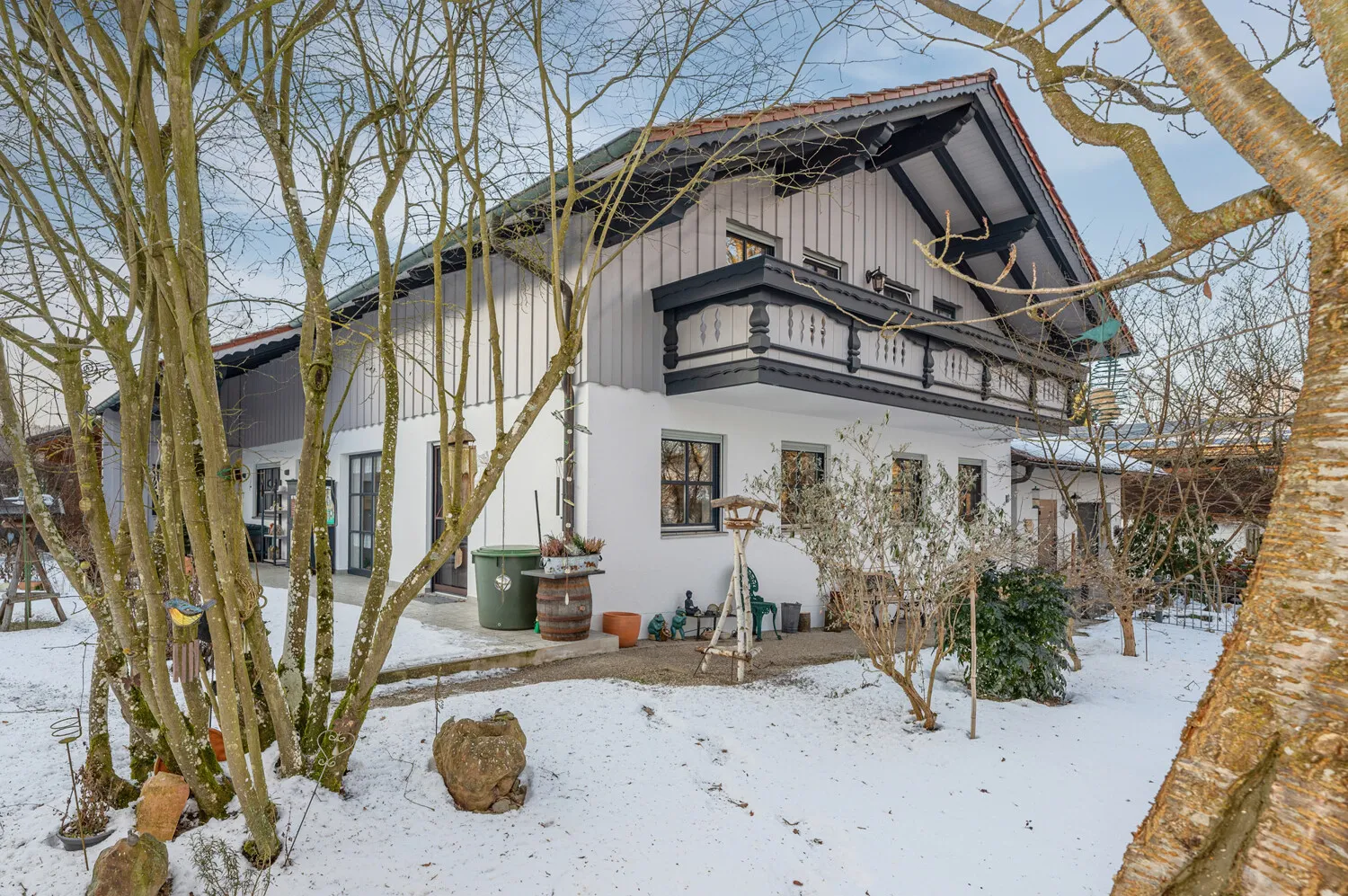 Großes Zweifamilienhaus bestehend aus angebautem Neubau zur Eigennutzung und Altbau mit Wohnrecht