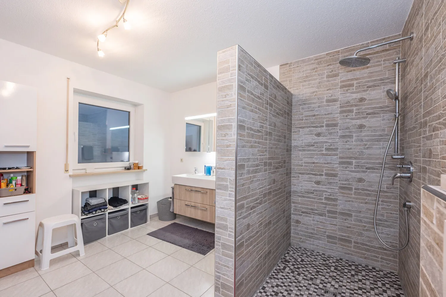 Großes Zweifamilienhaus bestehend aus angebautem Neubau zur Eigennutzung und Altbau mit Wohnrecht