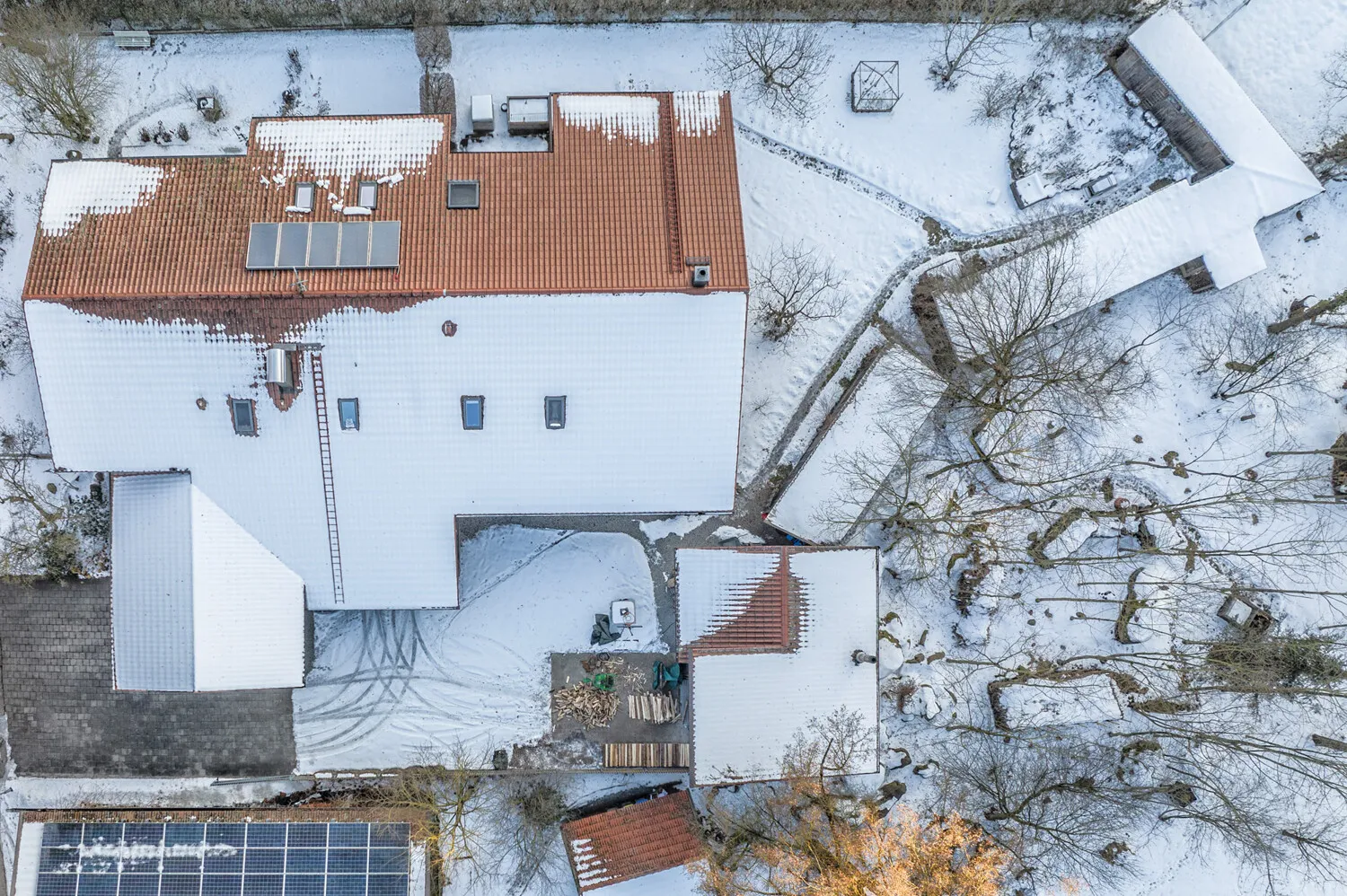 Großes Zweifamilienhaus bestehend aus angebautem Neubau zur Eigennutzung und Altbau mit Wohnrecht