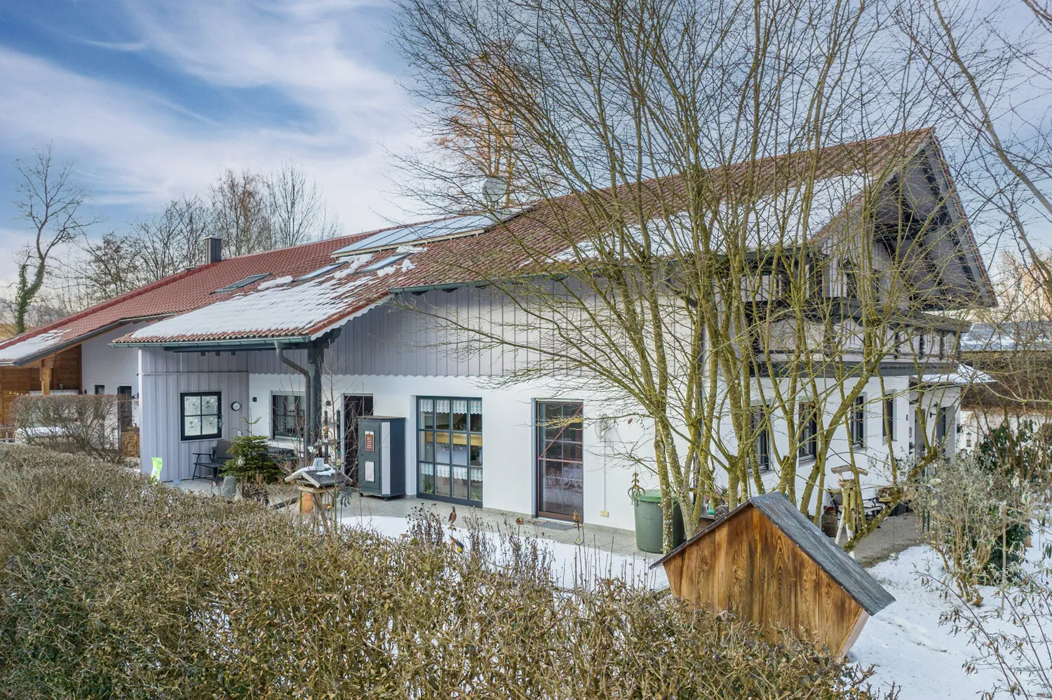 Großes Zweifamilienhaus bestehend aus angebautem Neubau zur Eigennutzung und Altbau mit Wohnrecht