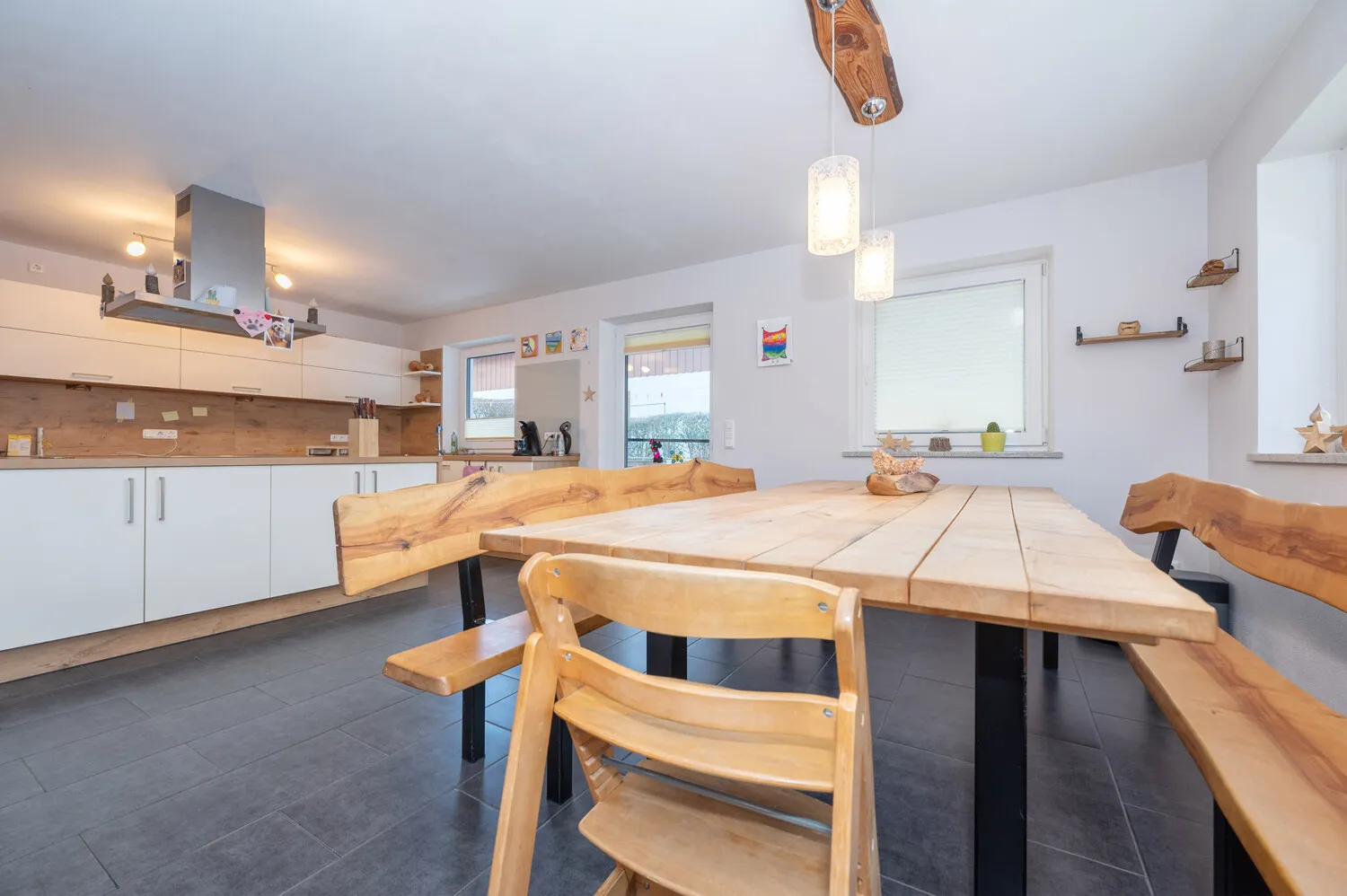 Großes Zweifamilienhaus bestehend aus angebautem Neubau zur Eigennutzung und Altbau mit Wohnrecht