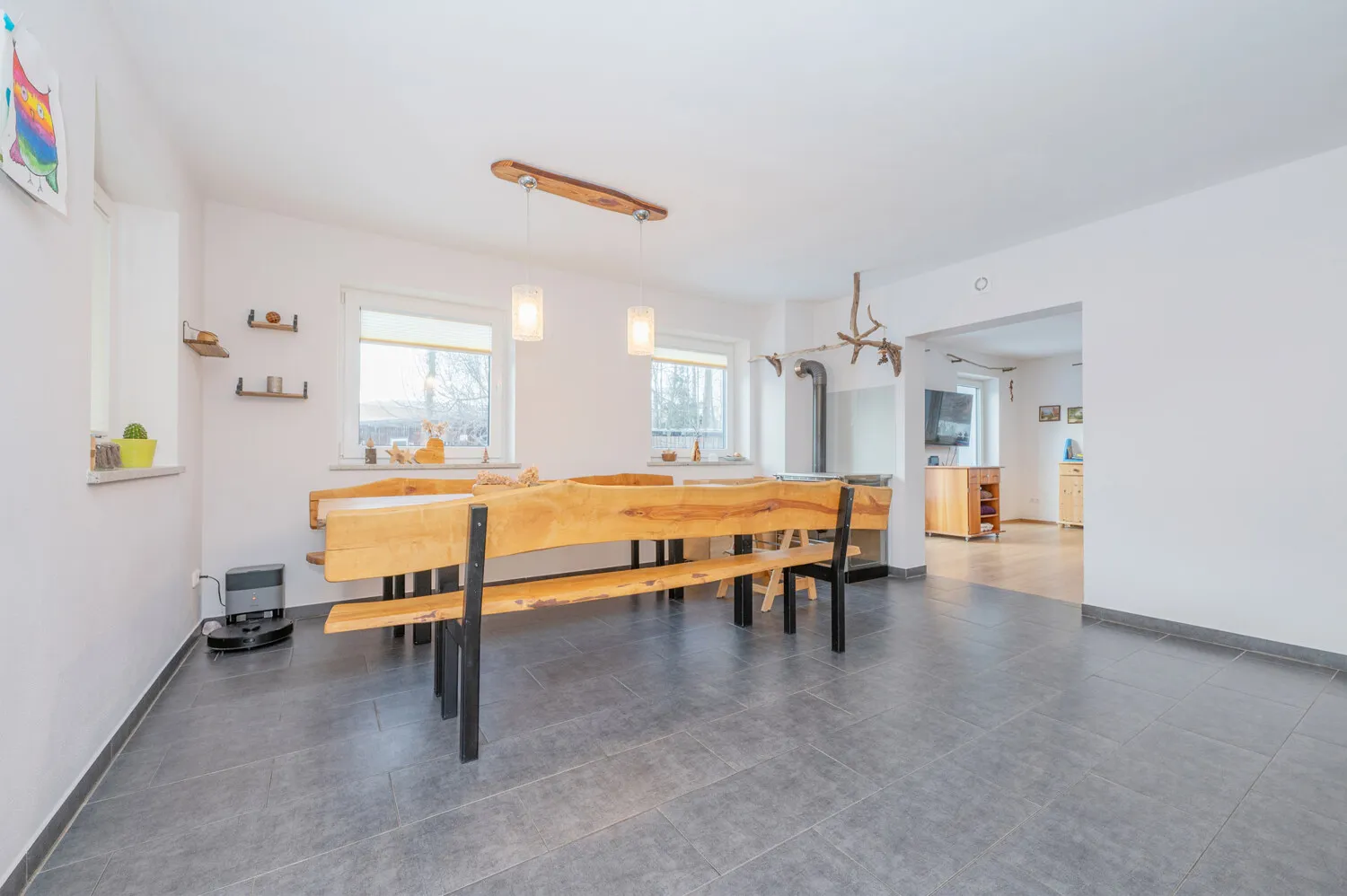 Großes Zweifamilienhaus bestehend aus angebautem Neubau zur Eigennutzung und Altbau mit Wohnrecht