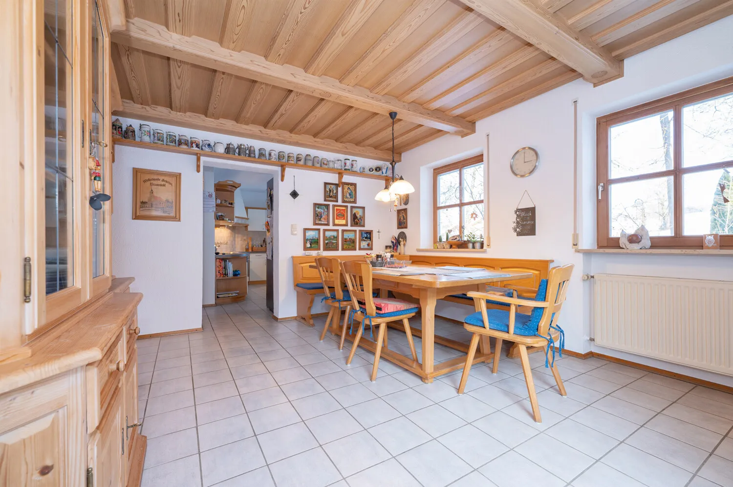 Großes Zweifamilienhaus bestehend aus angebautem Neubau zur Eigennutzung und Altbau mit Wohnrecht