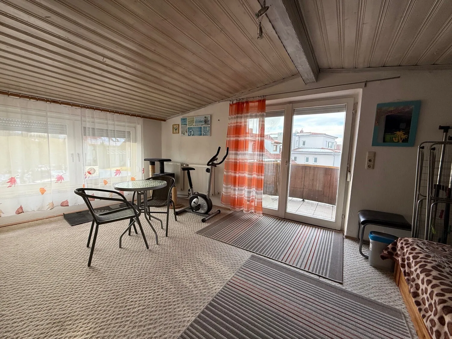 großes Zimmer im DG