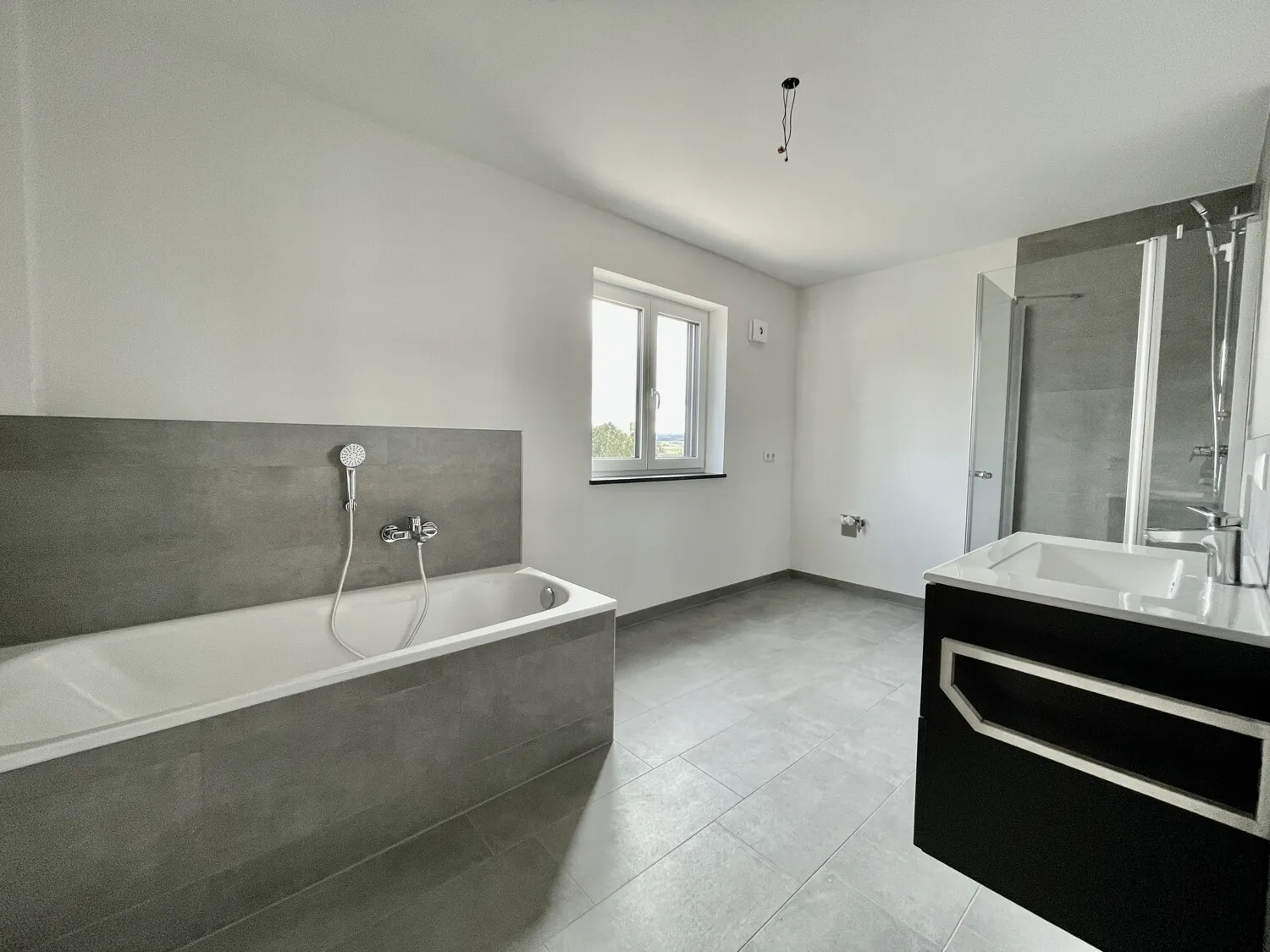 Bad mit Dusche und Wanne