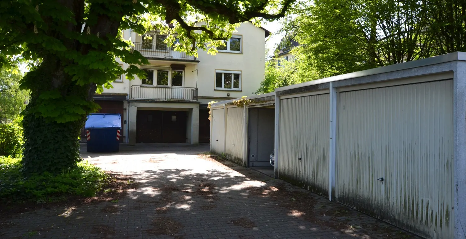 Bestand Ansicht Ost mit Garagen