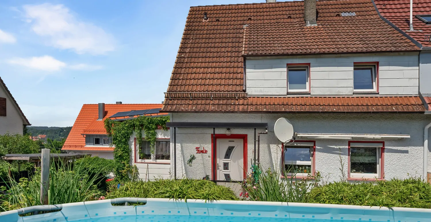 Ansicht Süd über Pool