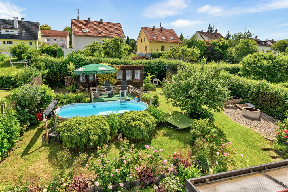 Blick in den Garten von Badezimmer im DG