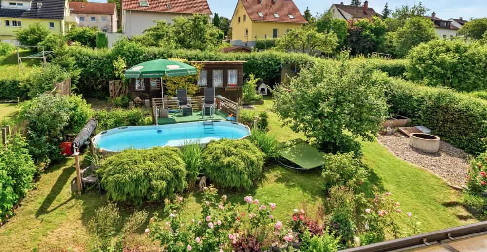 Blick in den Garten von Badezimmer im DG