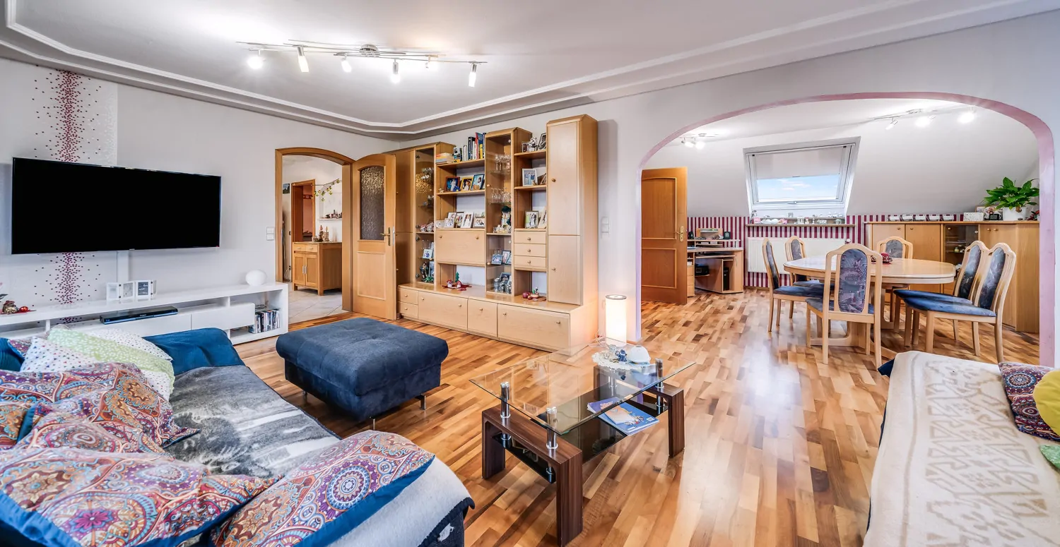 Wohn- und Esszimmer Wohnung DG