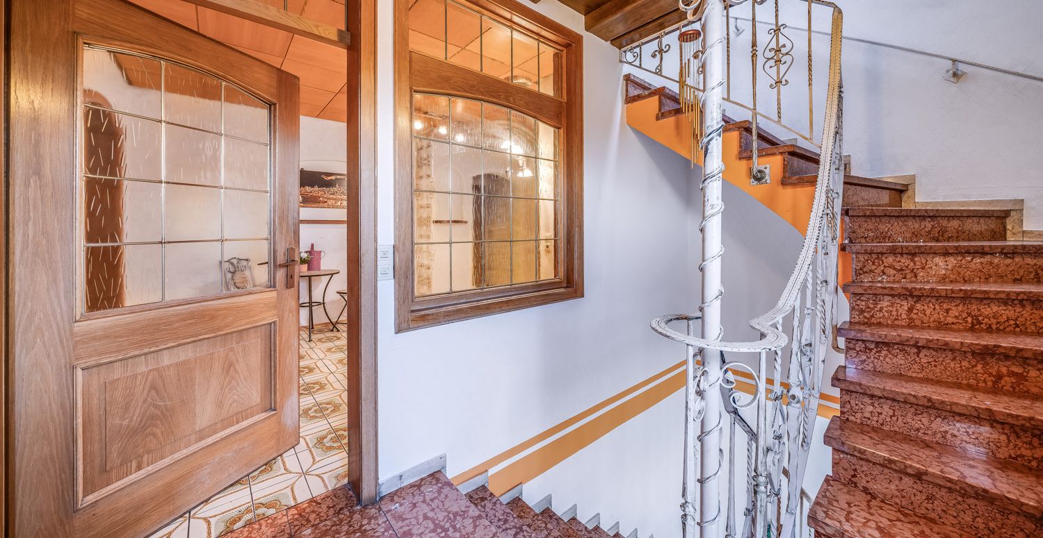 Eingang Wohnung OG inkl. Treppenhaus zu Wohnungen