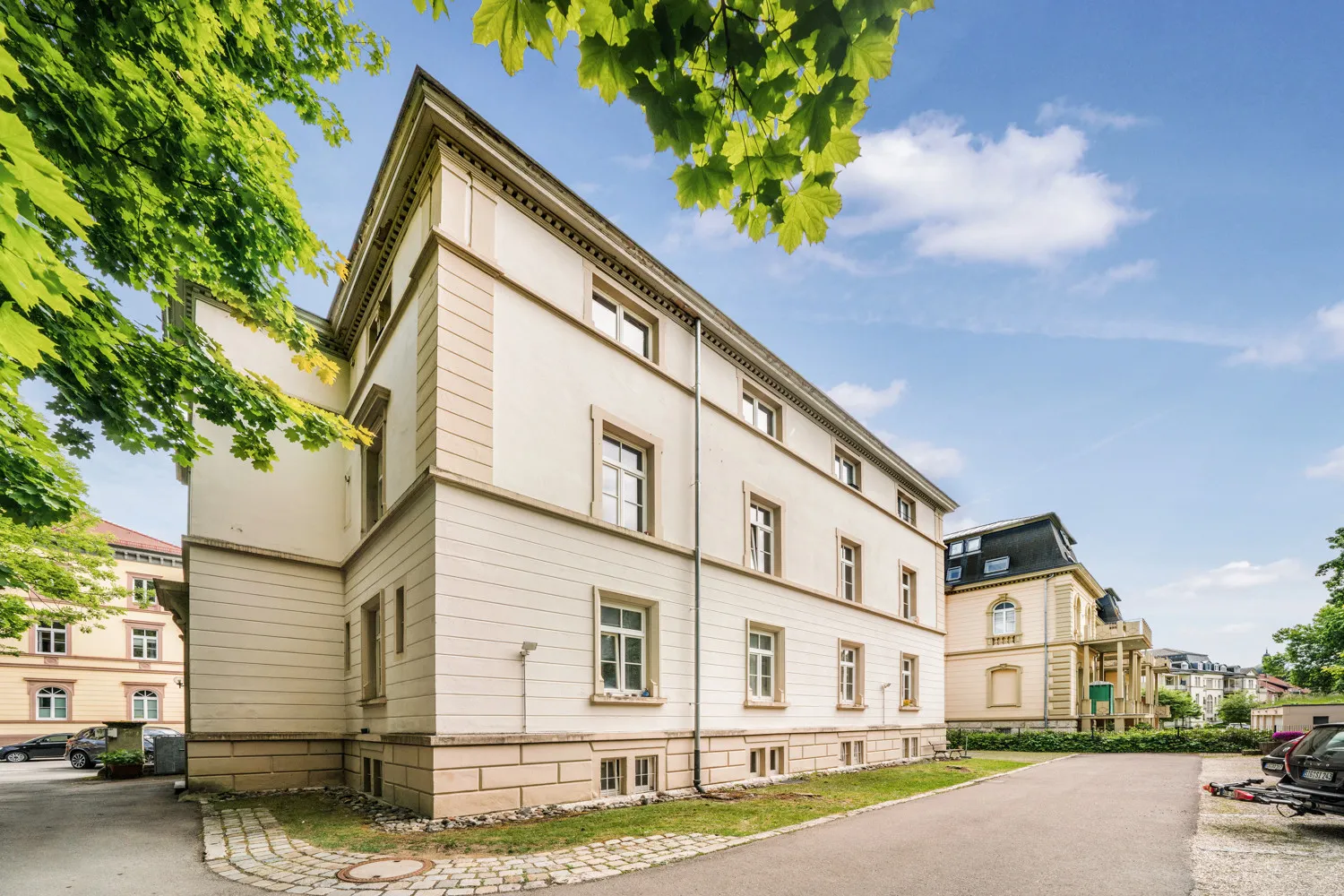 Hinterhof inklusive Stellplätze