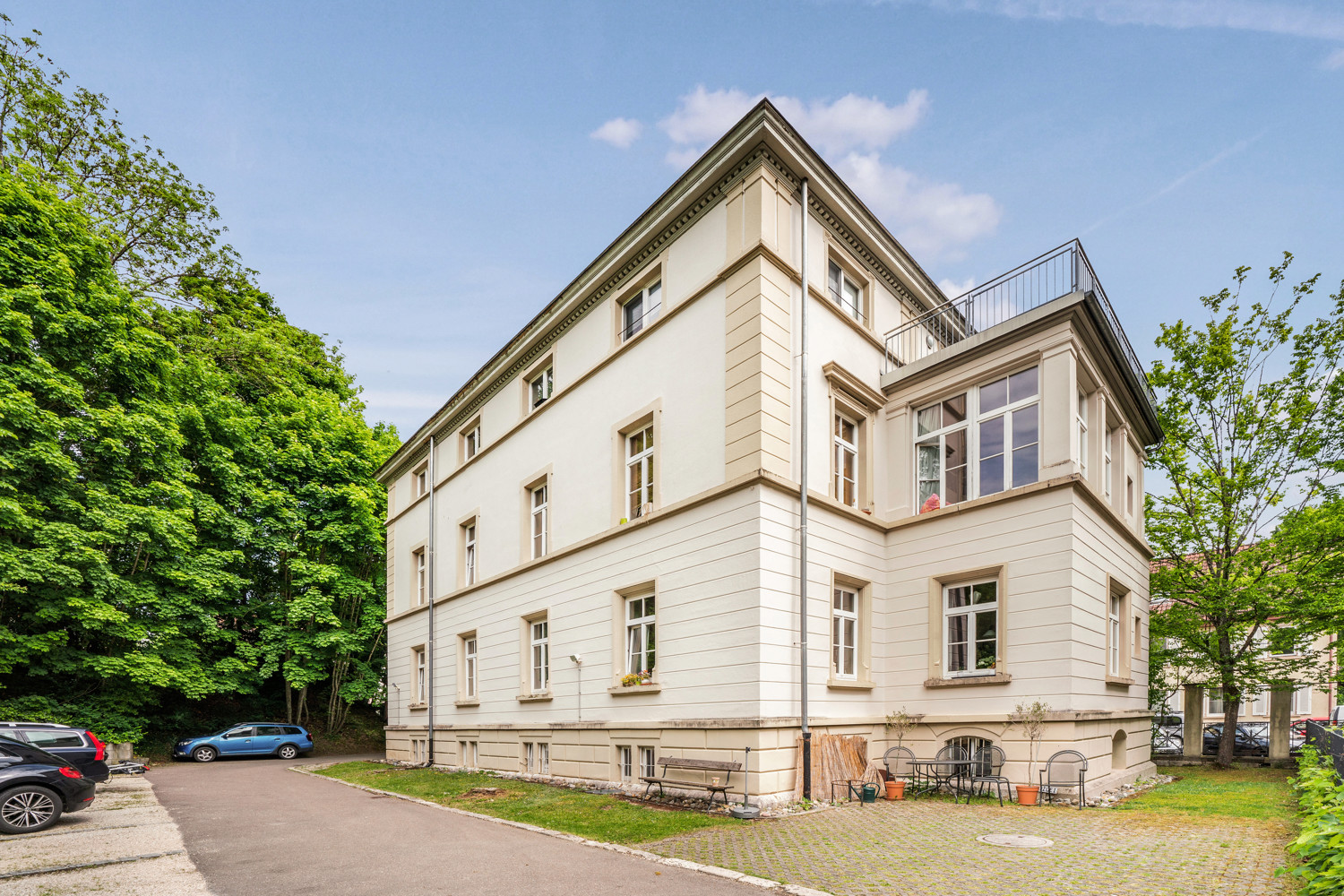 Hinterhof inklusive Stellplätze