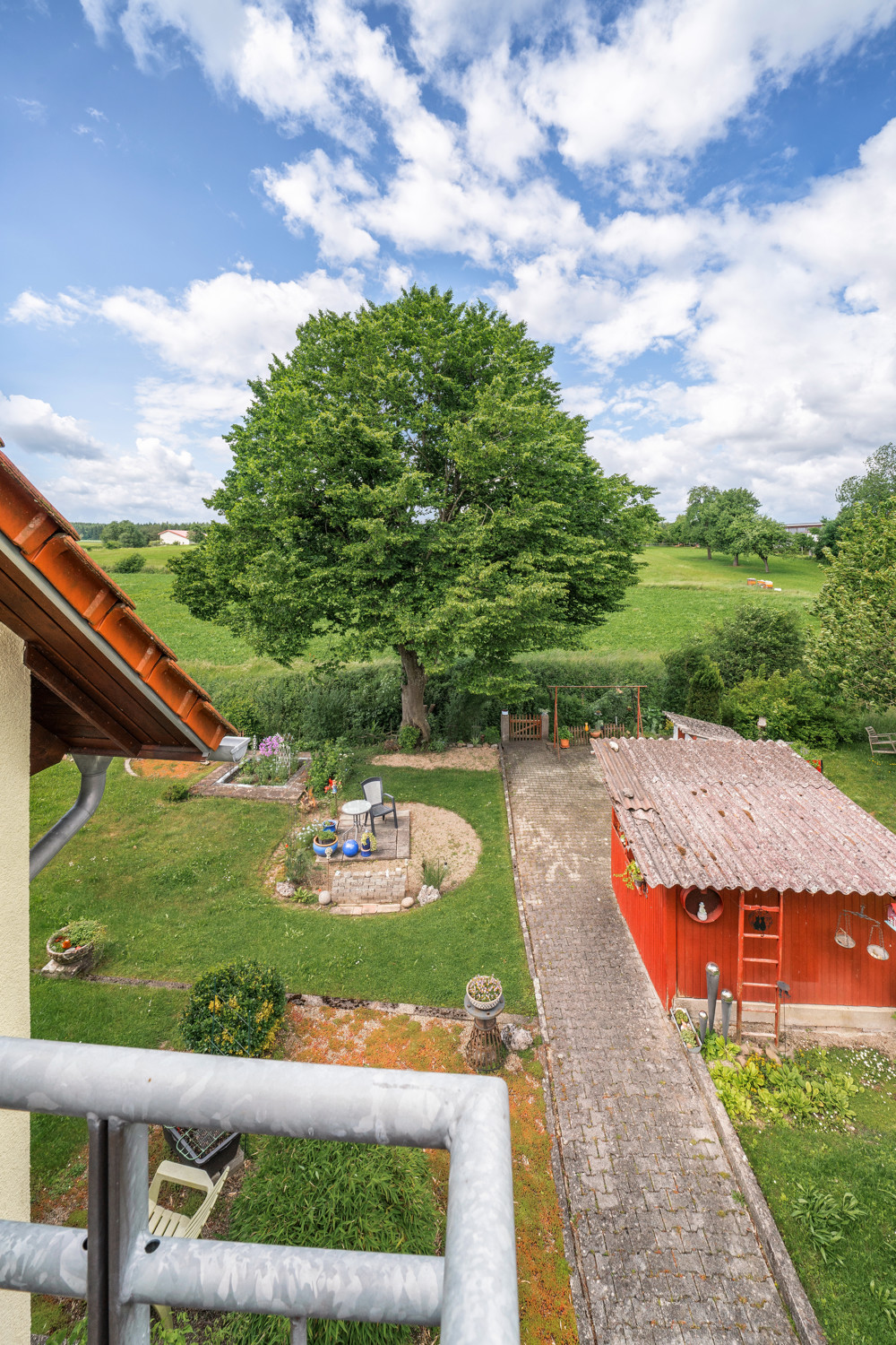 Balkon DG Blick in Garten