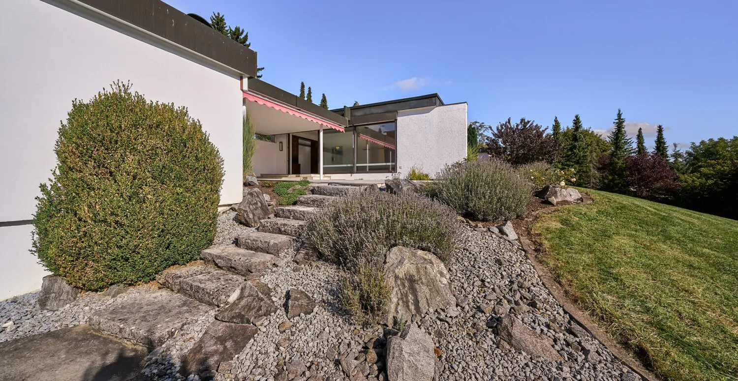 Treppen vom Pool zum Innenhof