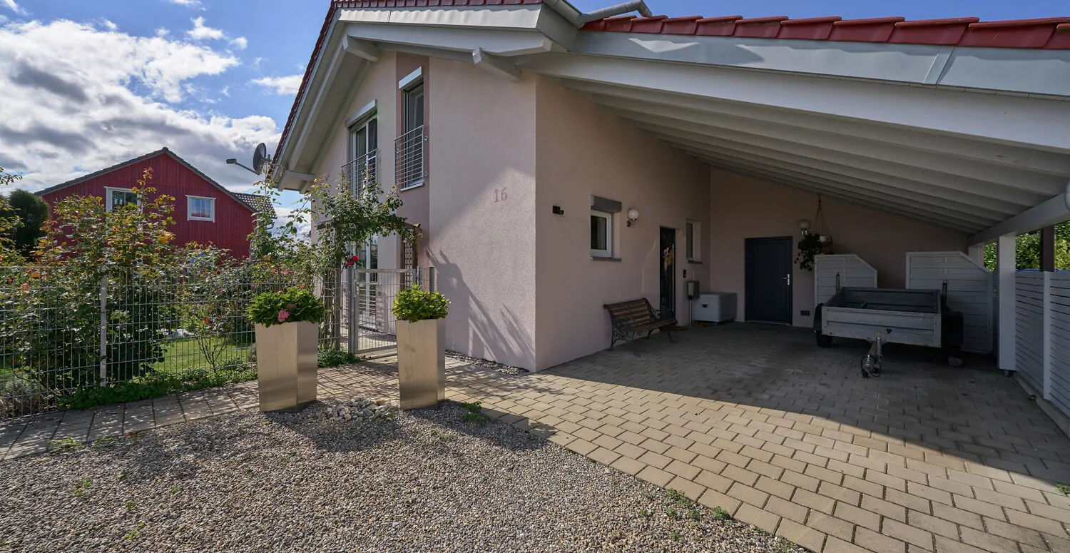 Carport mit Hauseingang und Zugang Abstellraum