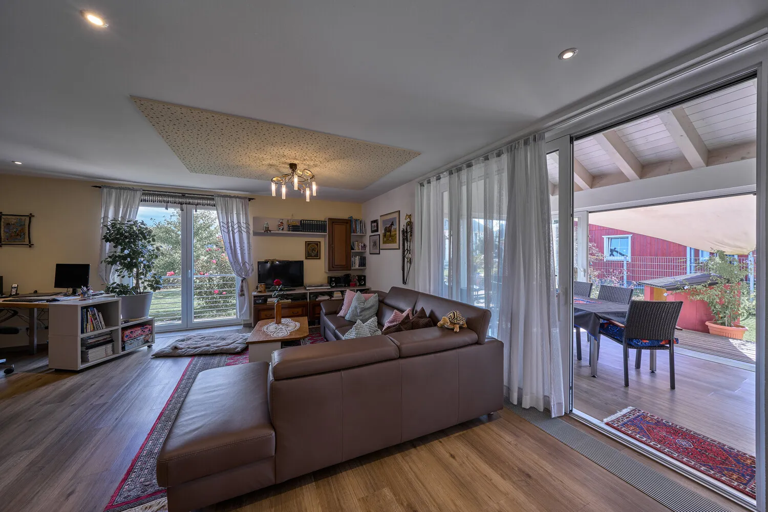 Wohnbereich EG mit Blick in Wintergarten