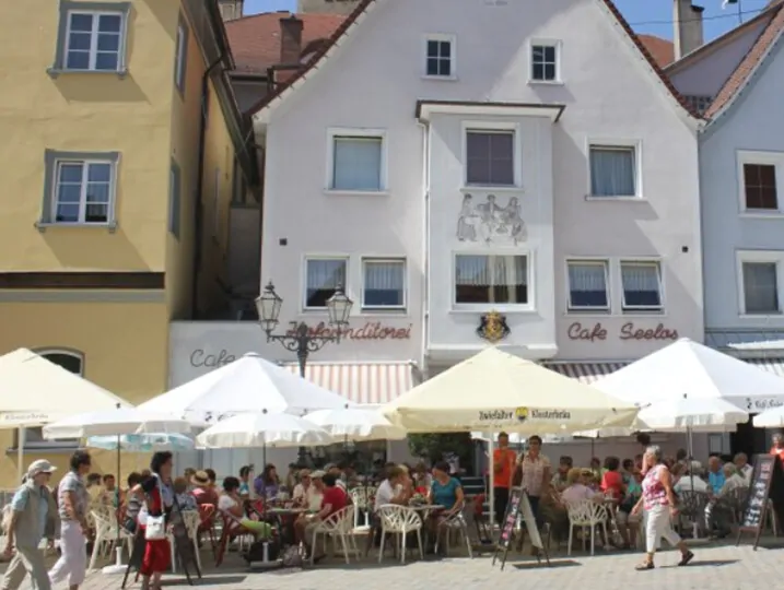 Außenbereich mit Sitzplätzen Sommer