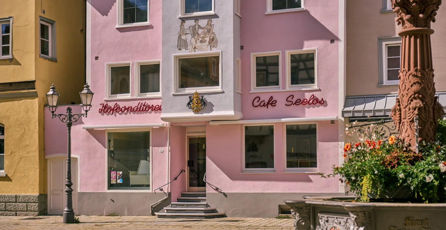 Hausfront mit Platz für Sitzplätze