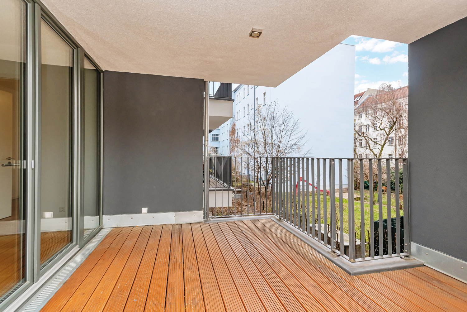 Balkon mit Blick in den Garten