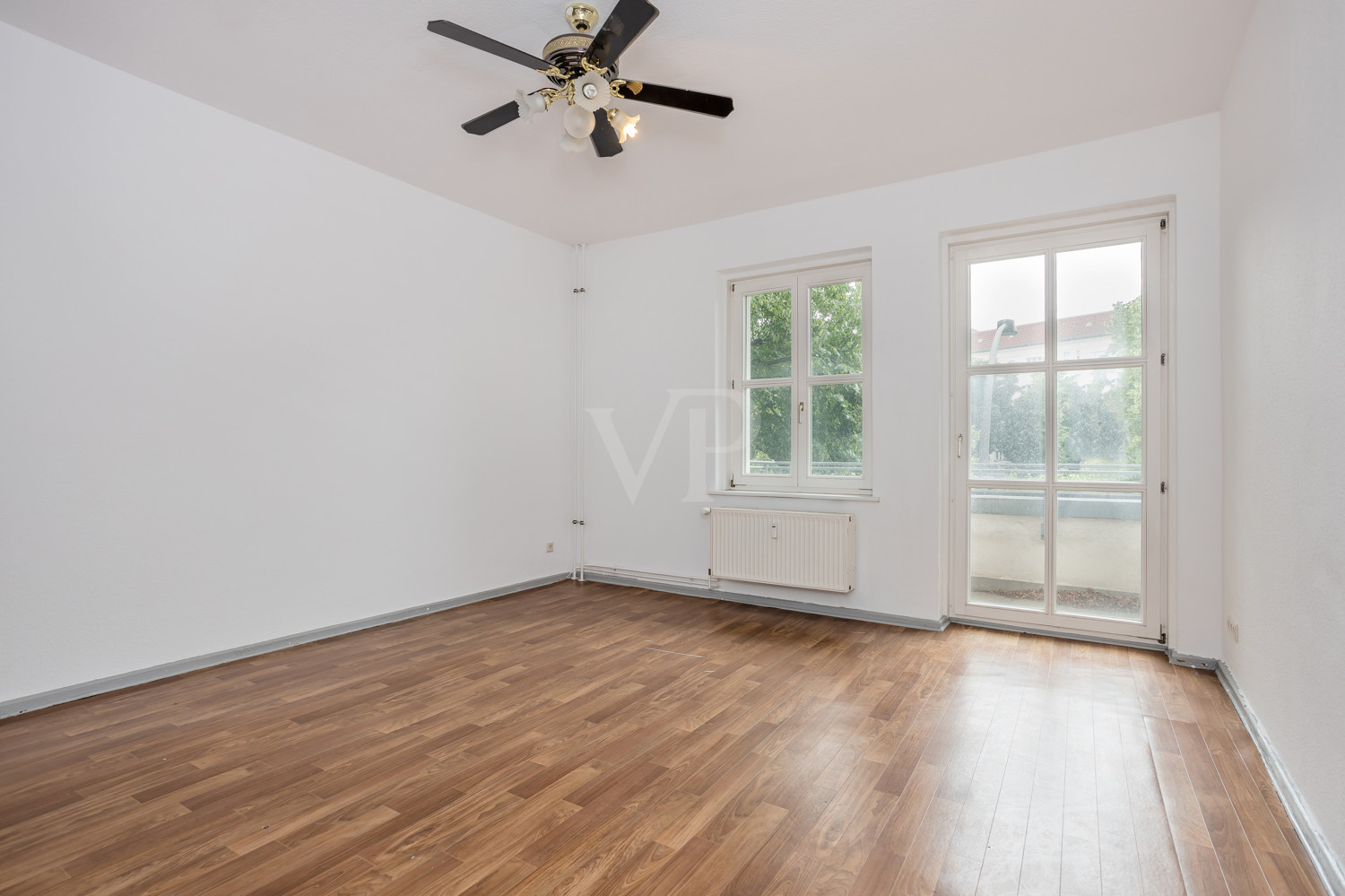 Wohnzimmer mit Zugang zum Balkon