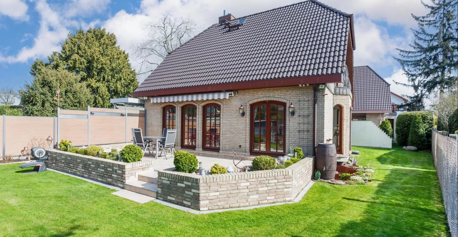 Stilvolles Einfamilienhaus mit sonnigen Aussichten auf idyllisch und liebevoll angelegtem Grundstück im Süden von Berlin