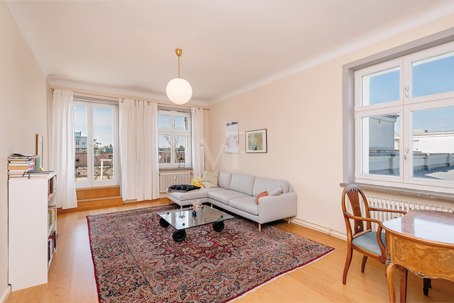 Wohnzimmer mit Zugang zur Dachterrasse
