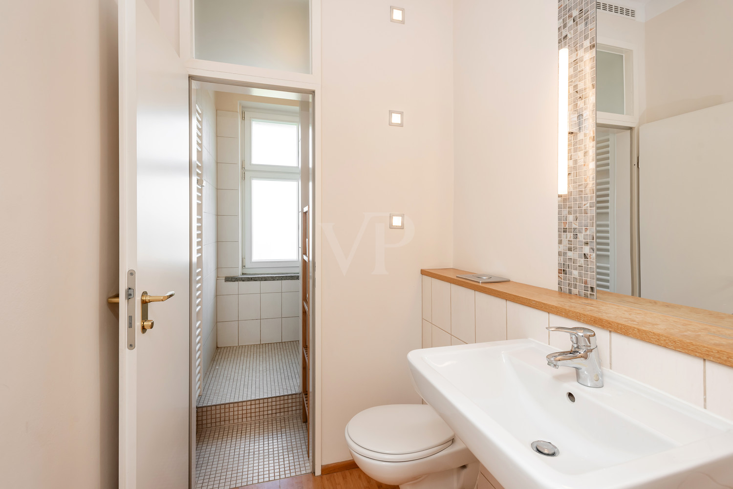 Gästebadezimmer mit Dusche